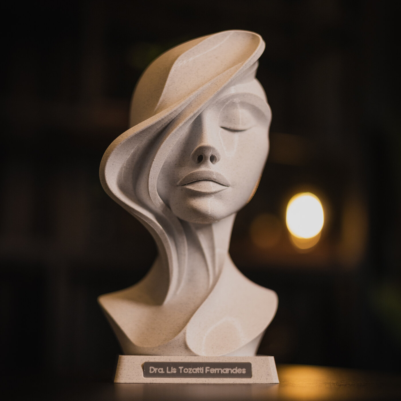 Busto com placa de nome